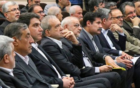 پزشکیان در کردستان: دست در دست هم بی‌عدالتی را از بین ببریم
