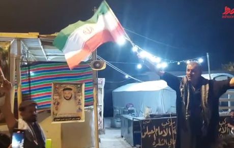 نمایش شور و همبستگی؛ پیرمرد عراقی با پرچم ایران در نجف