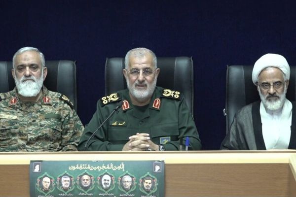 سرلشکر پاکپور: همه رزمندگان ما دستشان روی ماشه است
