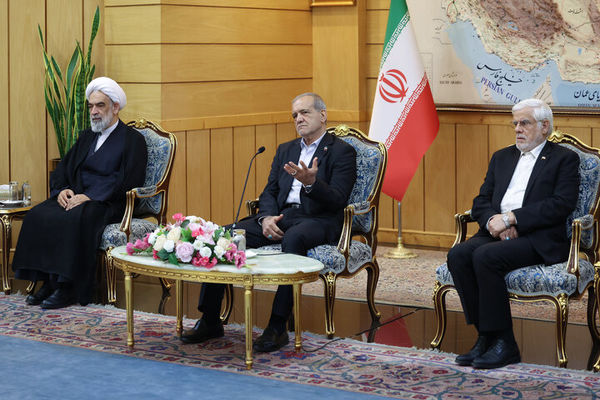 پزشکیان: همگرایی شعار جهانی است اما واقعیت، یک‌جانبه‌گرایی و ظلم است
