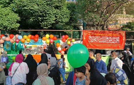 خیابان امام رضا (ع) در شب میلاد ثامن الائمه صحنه عشق و شور رضوی
