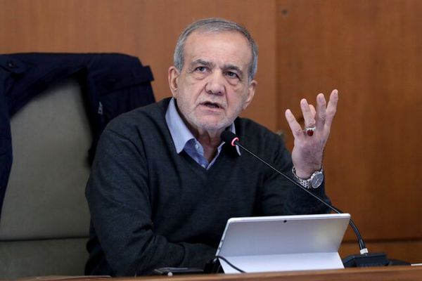 بزشکیان: منع الناس من دفع المزید مقابل العلاج هو خطنا الأحمر