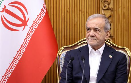 تذکر ۴۲ نماینده به پزشکیان درباره دقت در اظهارنظرهای بینالمللی