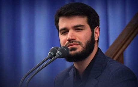میثم مطیعی در مراسم هفتگی هیئت آئین حسینی مداحی می‌کند
