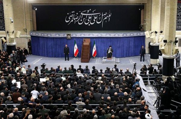 رهبر انقلاب: باید از رئیس جمهور حمایت شود/ کسانی که توئیت می‌زنند اتحاد مقدس مردم را مخدوش نکنند

