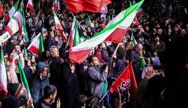 «میدان با ما؛ خیابان با شما» چگونه نقشه دشمن را نقش بر آب کرد؟
