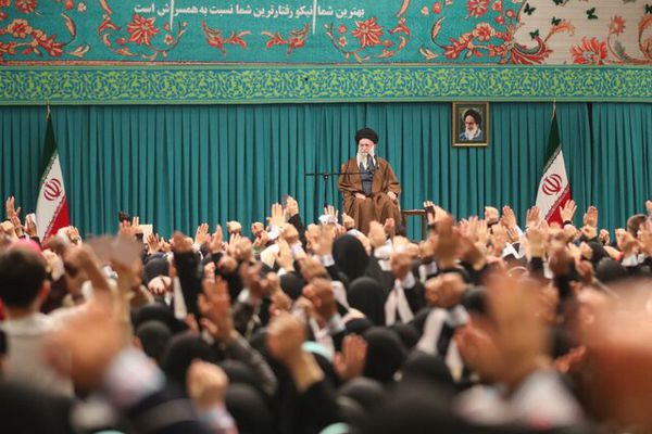 اسلام بر رعایت کامل احترام زن تأکید دارد
